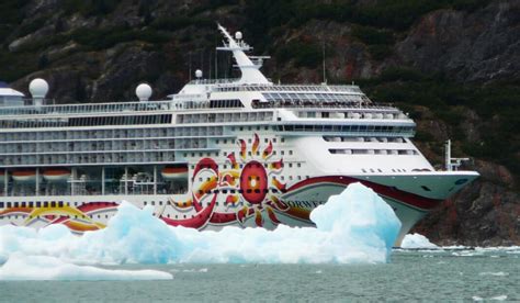 cruise ship in alaska hits iceberg